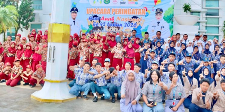 Sekda Luwu Timur, Ramadhan Pirade foto Bersama peserta upacara Hari Anak Nasional di halaman Kantor Bupati Lutim, Kamis (23/07/2026). Foto : Warta Lutim