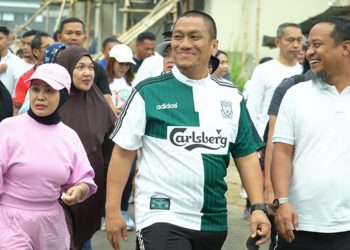 Bupati Luwu Timur, Irwan Bachri Syam (Ibas) dan Gubernur Sulawesi Selatan, Andi Sudirman Sulaiman ikut jalan santai “Anti Mager” di Alun-alun Kota Rantepao, Sabtu (25/7/2026). Foto: Warta Lutim