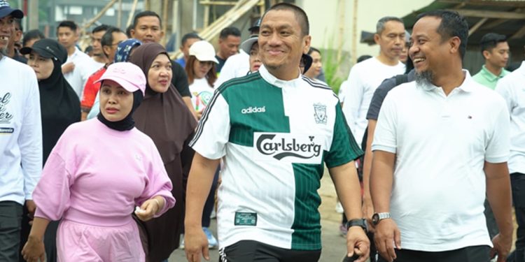 Bupati Luwu Timur, Irwan Bachri Syam (Ibas) dan Gubernur Sulawesi Selatan, Andi Sudirman Sulaiman ikut jalan santai “Anti Mager” di Alun-alun Kota Rantepao, Sabtu (25/7/2026). Foto: Warta Lutim