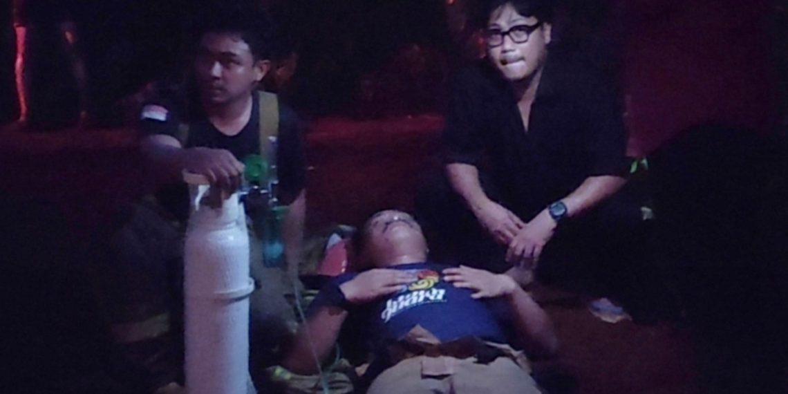 Anggota DPRD Luwu Timur, Bangkit Revormansyah Pratama membantu penanganan petugas damkar di lokasi Karhutla Malili, Kamis (27/08/2026).
