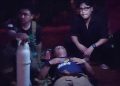 Anggota DPRD Luwu Timur, Bangkit Revormansyah Pratama membantu penanganan petugas damkar di lokasi Karhutla Malili, Kamis (27/08/2026).