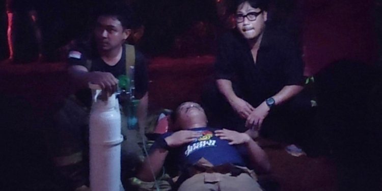 Anggota DPRD Luwu Timur, Bangkit Revormansyah Pratama membantu penanganan petugas damkar di lokasi Karhutla Malili, Kamis (27/08/2026).