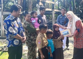 Kepala Disdikbud Luwu Timur, Raoda K Bersama sejumlah pengurus K3S Lutim memberikan bantuan kepada siswa korban kebakaran, Kamis (20/08/2026). Foto: IST