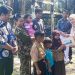 Kepala Disdikbud Luwu Timur, Raoda K Bersama sejumlah pengurus K3S Lutim memberikan bantuan kepada siswa korban kebakaran, Kamis (20/08/2026). Foto: IST