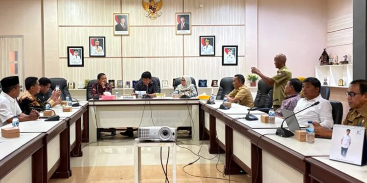Ketua DPRD Luwu Timur, Ober Datte memimpin penerimaan kunjungan kerja Pansus LHP BPK RI DPRD Tana Toraja di Ruang Aspirasi, Selasa (28/07/2026).