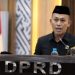 Juru bicara Fraksi PDIP, Erick Estrada menyampaikan pandangan fraksinya terkait perubahan perda modal Perumdam Waemami, Rabu (05/08/2026).