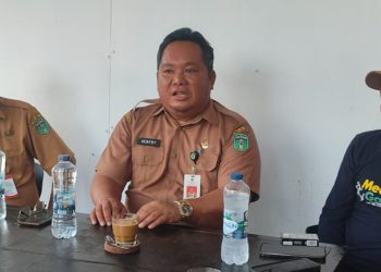 Kepala Dinas Perdagangan, Koperasi, UKM, dan Perindustrian (Dagkop-UKMP) Luwu Timur, Senfry Oktovianus, diskusi santai dengan pengurus dan anggota JMSI Lutim, di Warkop Qlan, Selasa (14/07/2026).