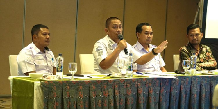 Bupati Luwu Timur, Irwan Bachri Syam, memaparkan pelaksanaan program jaminan sosial ketenagakerjaan pada tahapan wawancara Jamsostek Award tingkat Sulsel di Hotel The Rinra, Makassar, Rabu (22/07/2026). Foto: Warta Lutim