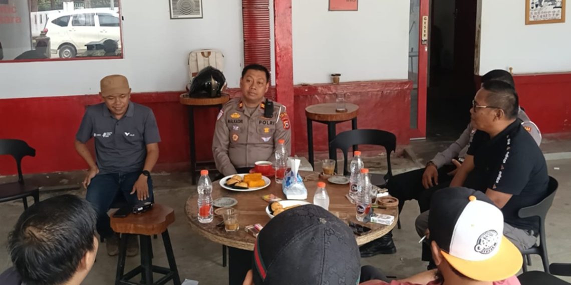 Kasat Lantas Polres Luwu Timur, Iptu Malkadri diskusi santai dengan pengurus cabang JMSI Luwu Timur di Warkop Qlan, Selasa (18/08/2026). Foto: IST