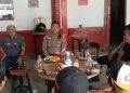 Kasat Lantas Polres Luwu Timur, Iptu Malkadri diskusi santai dengan pengurus cabang JMSI Luwu Timur di Warkop Qlan, Selasa (18/08/2026). Foto: IST
