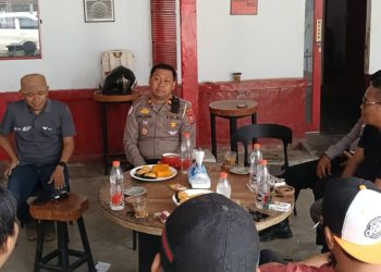 Kasat Lantas Polres Luwu Timur, Iptu Malkadri diskusi santai dengan pengurus cabang JMSI Luwu Timur di Warkop Qlan, Selasa (18/08/2026). Foto: IST