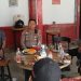 Kasat Lantas Polres Luwu Timur, Iptu Malkadri diskusi santai dengan pengurus cabang JMSI Luwu Timur di Warkop Qlan, Selasa (18/08/2026). Foto: IST