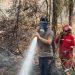 Kapolres Luwu Timur AKBP Ario Putranto Tuhu Mangabdi, ikut membantu pemadaman kebakaran tan dan lahan di Malili, Kamis (27/08/2026).