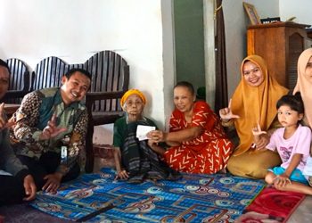 Petugas mengantar langsung kartu ATM lansia Sumarni (84) yang sudah tidak sanggup berjalan, di Desa Solo, Kecamatan Angkona, Selasa (21/07/2026). Foto: Warta Lutim