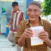 Seorang lansia di Kacamatan Burau baru saja menarik uang di ATM menggunakan Kartu Lansia Luwu Timur, Jumat (24/07/2028). Foto: Warta Lutim