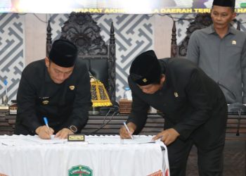 Ketua DPRD Luwu Timur, Ober Datte dan Bupati Irwan Bachri Syam menandatangani kesepakatan KUA PPAS 2027, dalam rapat paripurna Rabu (5/8/2026). Foto: Humas