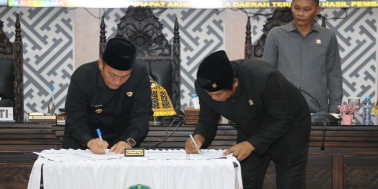 Ketua DPRD Luwu Timur, Ober Datte dan Bupati Irwan Bachri Syam menandatangani kesepakatan KUA PPAS 2027, dalam rapat paripurna Rabu (5/8/2026). Foto: Humas