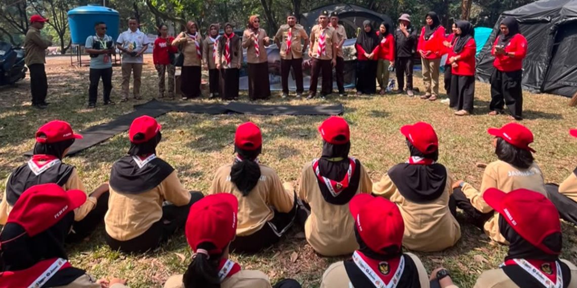 Ketua Kwarcab Luwu Timur Ani Nurbani Irwan memberikan dukungan kepada kontingen Pramuka Penggalang yang ikut Jamnas XII 2026, di Buperta Cibubur, Jumat (14/08/2026).