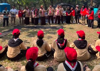 Ketua Kwarcab Luwu Timur Ani Nurbani Irwan memberikan dukungan kepada kontingen Pramuka Penggalang yang ikut Jamnas XII 2026, di Buperta Cibubur, Jumat (14/08/2026).