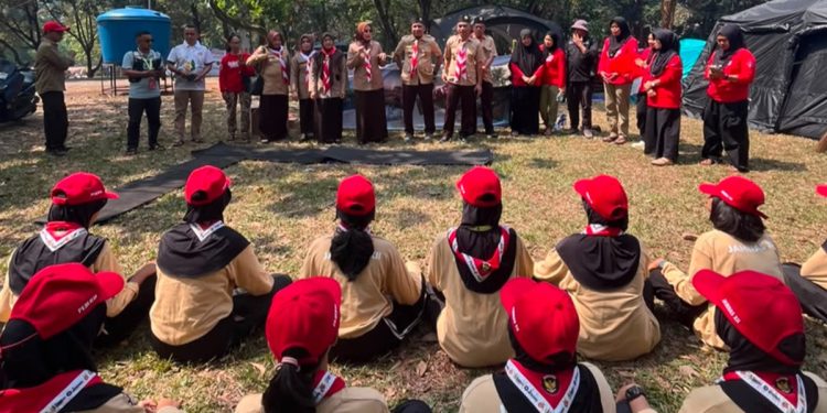 Ketua Kwarcab Luwu Timur Ani Nurbani Irwan memberikan dukungan kepada kontingen Pramuka Penggalang yang ikut Jamnas XII 2026, di Buperta Cibubur, Jumat (14/08/2026).