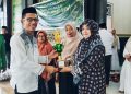 Camat Tomoni, Darwin HD memberikan trofi kepada pemenang lomba bunga male pada Peringatan Maulid Nabi Muhammad SAW 1448 H di Masjid Besar Al Anshor, Tomoni, Selasa (25/08/2026). Foto: jaeja.id