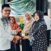 Camat Tomoni, Darwin HD memberikan trofi kepada pemenang lomba bunga male pada Peringatan Maulid Nabi Muhammad SAW 1448 H di Masjid Besar Al Anshor, Tomoni, Selasa (25/08/2026). Foto: jaeja.id