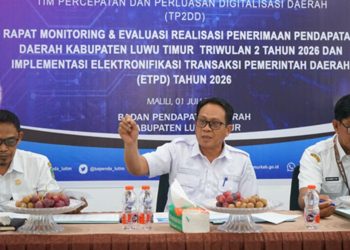 Sekda Luwu Timur Ramadhan Pirade memimpin rapat HLM TP2DD dan monev PAD Triwulan II Tahun 2026 di Aula Kantor Bapenda, Malili, Rabu (1/7/2026). Foto: Warta Lutim