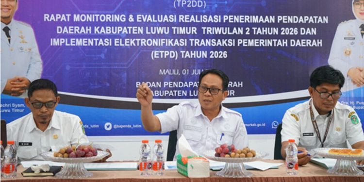 Sekda Luwu Timur Ramadhan Pirade memimpin rapat HLM TP2DD dan monev PAD Triwulan II Tahun 2026 di Aula Kantor Bapenda, Malili, Rabu (1/7/2026). Foto: Warta Lutim
