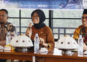 Kepala Diskominfo-SP Luwu Timur, Andi Tabacina Akhmad, membuka Pelatihan MC dan Public Speaking bagi Pengurus TP-PKK Desa Balantang dan Aparat Desa Tahun 2026 di Wisma Golden House, Malili, Kamis (23/07/2026). Foto: Warta Lutim