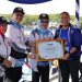 Bupati Luwu Timur Irwan Bachri Syam menerima penghargaan dari PGRI Sulawesi Selatan pada pembukaan Porsenijar 2026 di Sidrap, Kamis (2/07/2026). Foto: Warta Lutim