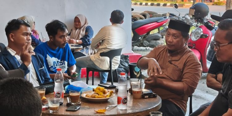 Awaluddin Bersama kuasa hukumnya, saat menggelar konferensi pers di Sekretariat JMSI Luwu Timur, Kamis (20/08/2026). Foto: Jaeja.id