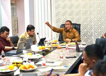 Bupati Luwu Timur, Irwan Bachri Syam memimpin rakor pelaksanaan Pandu Juara di Ruang Rapat Pimpinan Bupati, Selasa (14/07/2026) malam. Foto: Warta Lutim