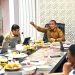 Bupati Luwu Timur, Irwan Bachri Syam memimpin rakor pelaksanaan Pandu Juara di Ruang Rapat Pimpinan Bupati, Selasa (14/07/2026) malam. Foto: Warta Lutim