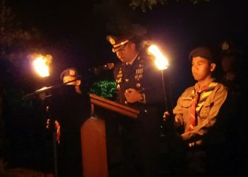 Kapolres Luwu Timur AKBP Ario Putranto TM membacakan naskah apel kehormatan dan renungan suci di TMP Malili, Luwu Timur, Minggu (16/08/2026) malam menjelang HUT ke-81 RI