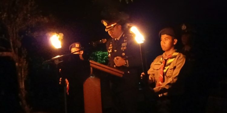 Kapolres Luwu Timur AKBP Ario Putranto TM membacakan naskah apel kehormatan dan renungan suci di TMP Malili, Luwu Timur, Minggu (16/08/2026) malam menjelang HUT ke-81 RI