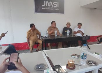 Kepala Dinas Perdagangan, Koperasi, UKM, dan Perindustrian (Dagkop-UKMP) Luwu Timur, Senfry Oktovianus, diskusi santai dengan pengurus JMSI Lutim, di Warkop Qlan, Selasa (14/07/2026).