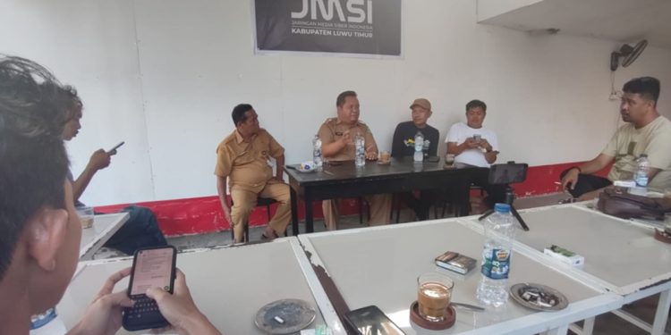 Kepala Dinas Perdagangan, Koperasi, UKM, dan Perindustrian (Dagkop-UKMP) Luwu Timur, Senfry Oktovianus, diskusi santai dengan pengurus JMSI Lutim, di Warkop Qlan, Selasa (14/07/2026).