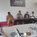 Kepala Dinas Perdagangan, Koperasi, UKM, dan Perindustrian (Dagkop-UKMP) Luwu Timur, Senfry Oktovianus, diskusi santai dengan pengurus JMSI Lutim, di Warkop Qlan, Selasa (14/07/2026).