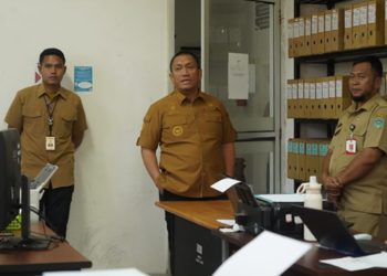 Bupati Luwu Timur, Irwan Bachri Syam, sidak ke Kantor Badan Kepegawaian dan Pengembangan Sumber Daya Manusia (BKPSDM) Lutim, Selasa (28/07/2026). Foto: Warta Lutim