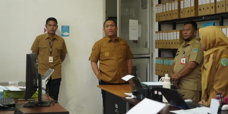 Bupati Luwu Timur, Irwan Bachri Syam, sidak ke Kantor Badan Kepegawaian dan Pengembangan Sumber Daya Manusia (BKPSDM) Lutim, Selasa (28/07/2026). Foto: Warta Lutim