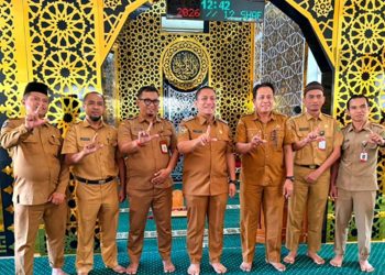 Bupati Luwu Timur, Irwan Bachri Syam dan Sekda Lutim Ramadhan Pirade foto bersama PPPK dan PNS yang menerima hadiah umroh gratis, di Masjid Amirul Mu’minin, Malili, Senin (27/07/2026). Foto: Warta Lutim