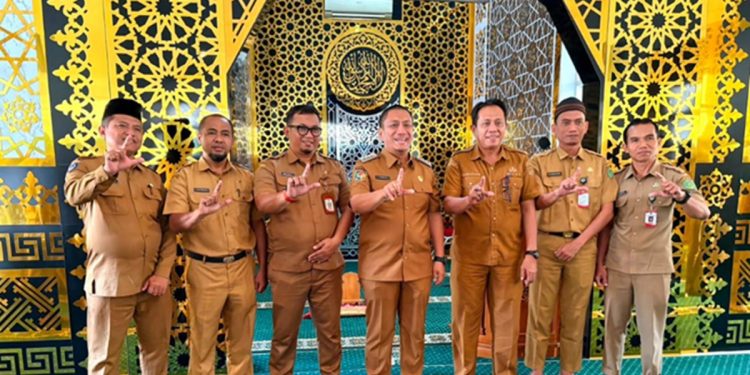 Bupati Luwu Timur, Irwan Bachri Syam dan Sekda Lutim Ramadhan Pirade foto bersama PPPK dan PNS yang menerima hadiah umroh gratis, di Masjid Amirul Mu’minin, Malili, Senin (27/07/2026). Foto: Warta Lutim