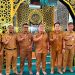 Bupati Luwu Timur, Irwan Bachri Syam dan Sekda Lutim Ramadhan Pirade foto bersama PPPK dan PNS yang menerima hadiah umroh gratis, di Masjid Amirul Mu’minin, Malili, Senin (27/07/2026). Foto: Warta Lutim