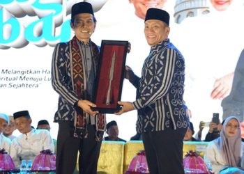 Ustad Abdul Somad dan Bupati Luwu Timur, Irwan Bachri Syam pada tabligh akbar di Lapangan Pendidikan Malili, Minggu (26/07/2026). Foto: Warta Lutim