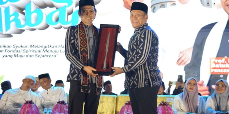 Ustad Abdul Somad dan Bupati Luwu Timur, Irwan Bachri Syam pada tabligh akbar di Lapangan Pendidikan Malili, Minggu (26/07/2026). Foto: Warta Lutim