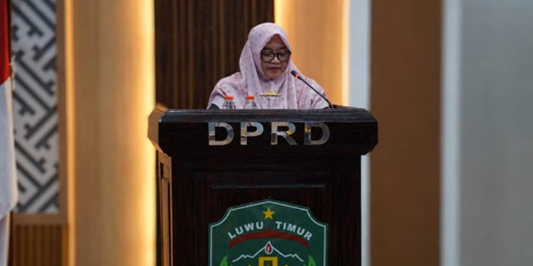 Wakil Bupati Luwu Timur Puspawati Husler menyampaikan jawaban Bupati dalam Rapat Paripurna DPRD Luwu Timur. Foto: warta lutim