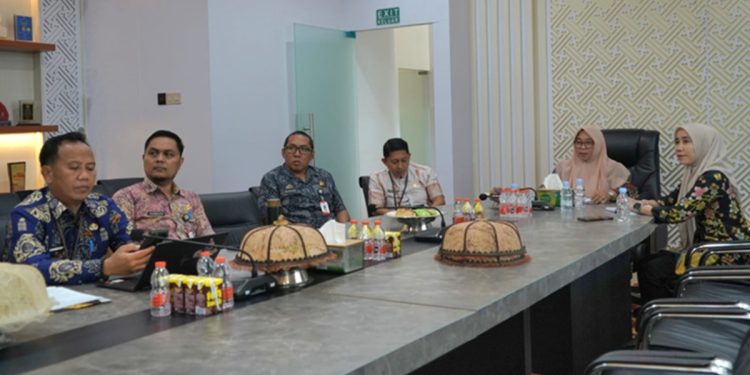Wakil Bupati Luwu Timur, Puspawati Husler bersama sejumlah pejabat terkait mengikuti Raker dan RDPU reformulasi kebijakan fiskal daerah, di ruang rapat Bupati Lutim, Malili, Kamis (30/7/2026). Foto: Warta Lutim