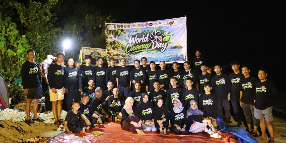 Bebersih Pantai Bulu Poloe, Aktivis Lingkungan Soroti Formalitas Bank Sampah
