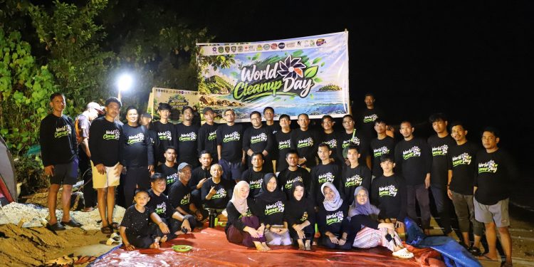 Bebersih Pantai Bulu Poloe, Aktivis Lingkungan Soroti Formalitas Bank Sampah