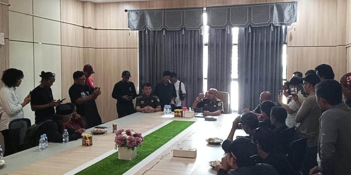 Kepala Kejaksaan Negeri Luwu Timur, Berthy Oktavianes, menerima pengunjuk rasa Aliansi MUAK di ruang rapat Kejari Lutim, Senin (07/09/2026).